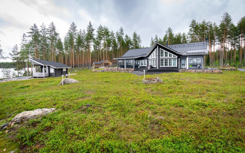 Piiraisen kunttaa avoimella huvilan pihamaalla