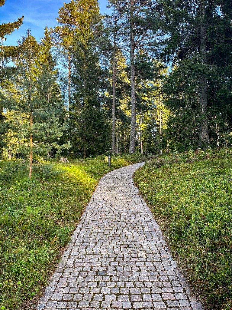 Piiraisen kunttaa asennettuna hautausmaalle kivikäytävän varsille
