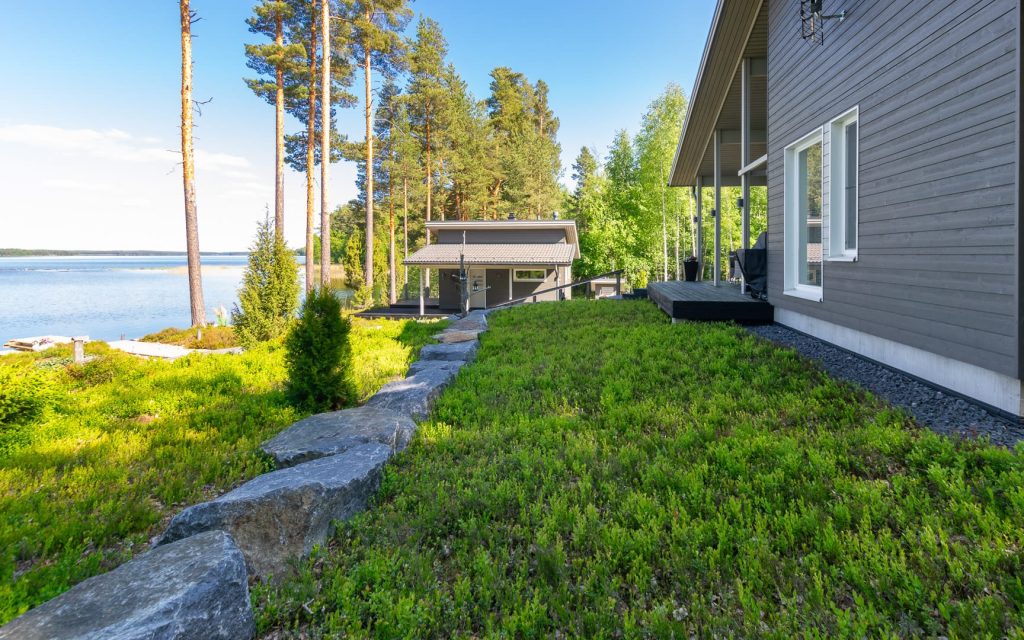 Piiraisen kuntta järven rannalla