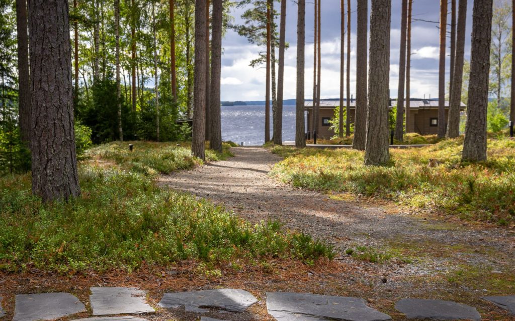 Piiraisen Kuntta® huvilalta rantasaunalle vievän käytävän vierustoilla.