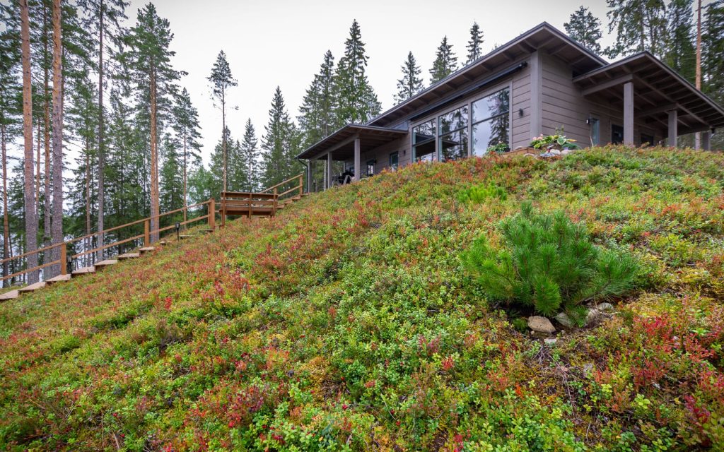 Huvilan rinteeseen asennettu Piiraisen kunttaa.