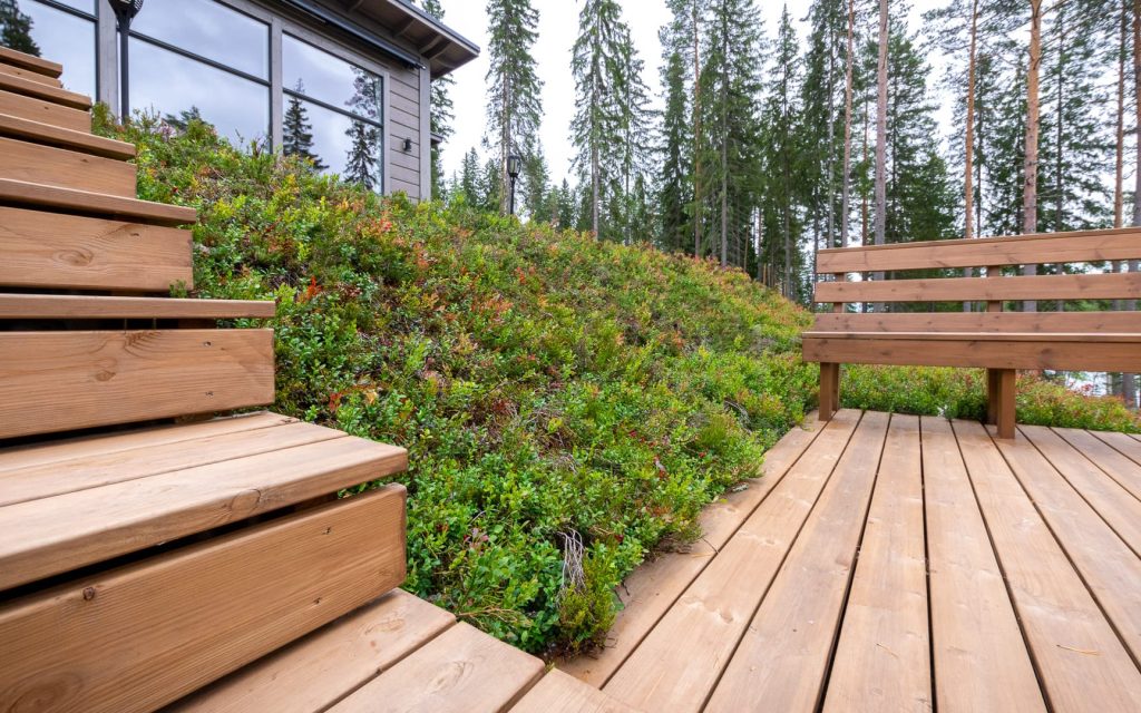 Piiraisen Kuntta® huvilan rinteeseen portaitten ja terassin vierellä.